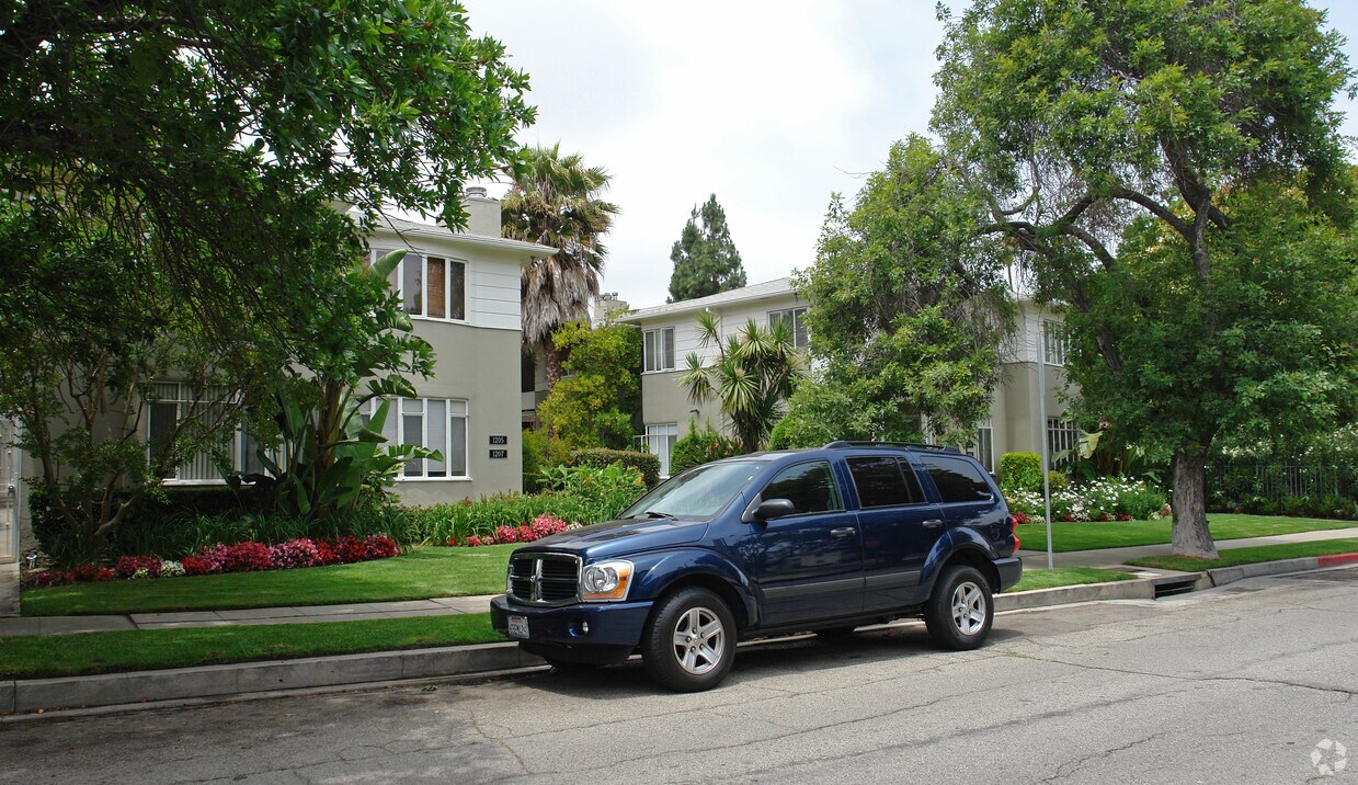 Building Photo - 1205 Beverly Green Dr