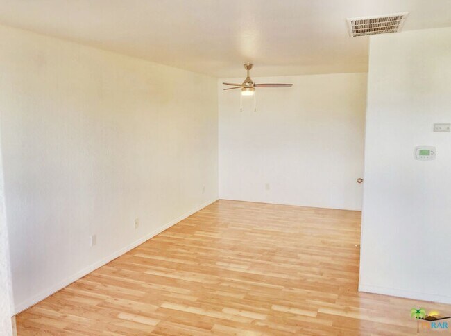 Foto del edificio - 675 Los Felices Cir N