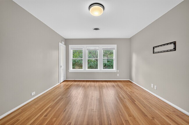 Foto del edificio - 2343 Wroxton Rd