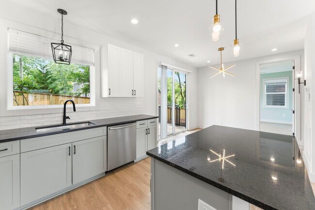 Building Photo - Medford Mews, Carriage House 317