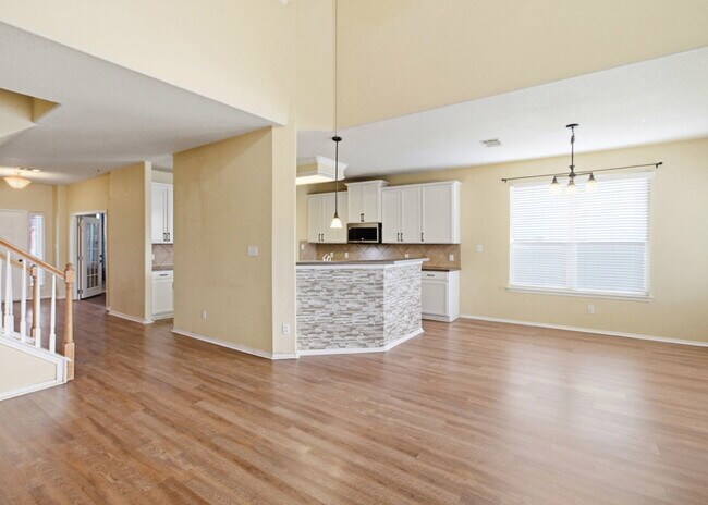 Foto del edificio - 4 Bedrooms, Soaring Ceilings, Office, Game Room & Community Pool