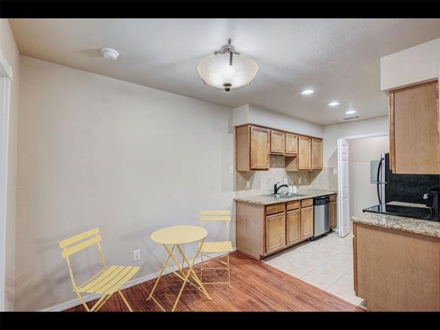 Foto del edificio - 5714 Cedar Creek Dr