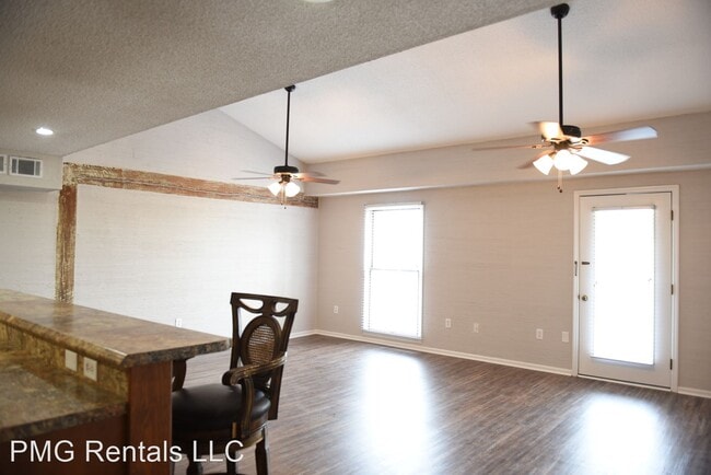 Building Photo - 3 br, 2 bath House - 4 South Walnut #6