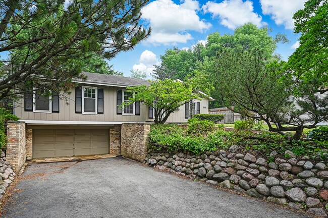 Building Photo - 609 Lakeside Dr