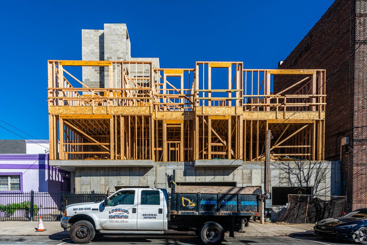 Building Photo - 304-306 61st St