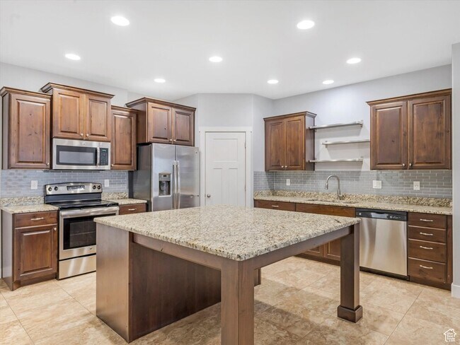Building Photo - 8136 N Rock Creek Cove Ln