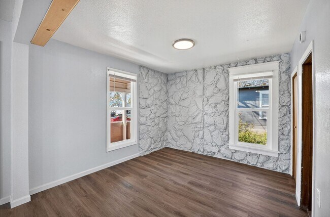 Foto del edificio - Charming& Updated Northeast Home!