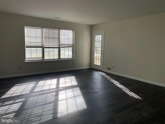 Building Photo - 317A Delancey Pl