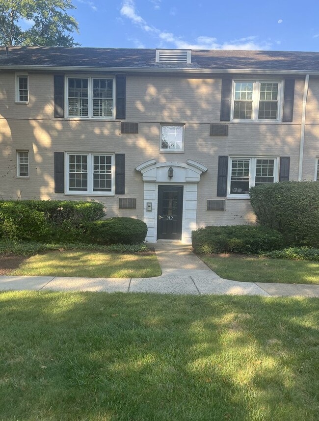 Building Photo - 212 N George Mason Dr