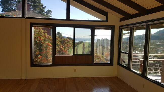 Ventana lateral desde la sala de estar - 77 Buckelew St