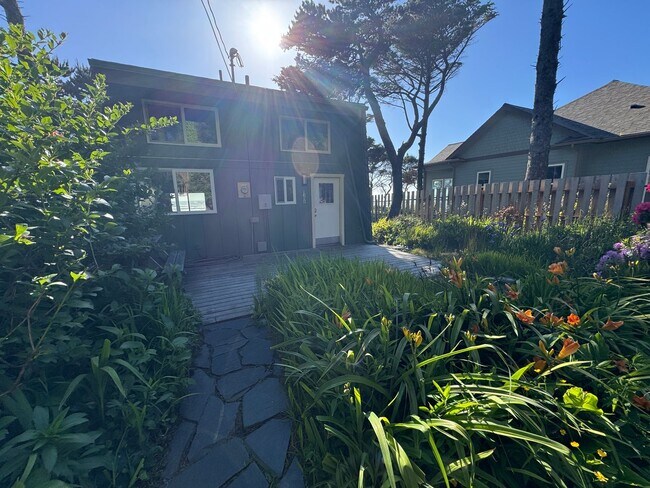 Foto del edificio - Beautiful Ocean Front Home in Seal Rock!