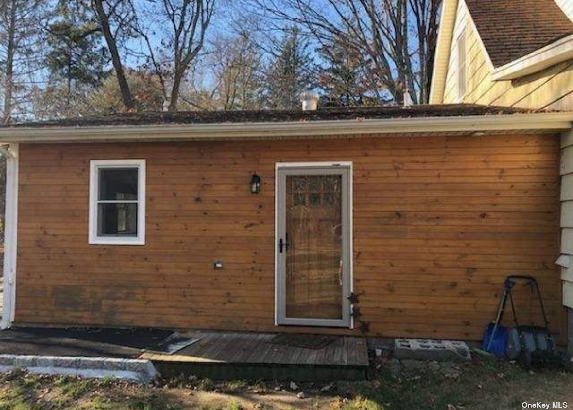 71 Crescent St, Yaphank, NY 11980 Room for Rent in Yaphank, NY