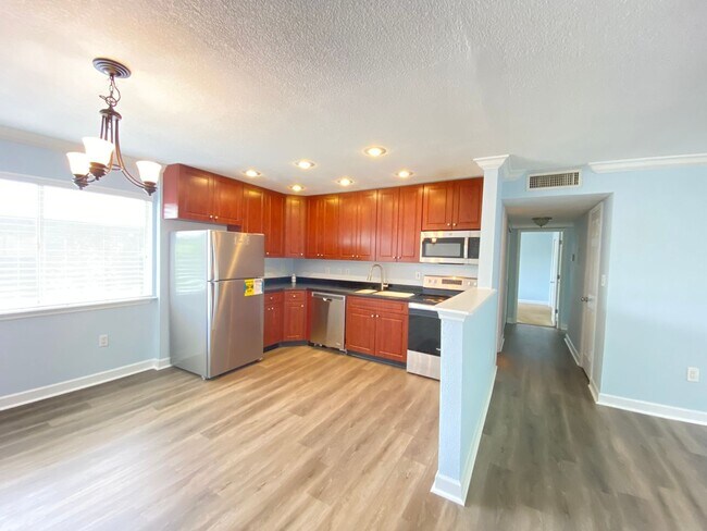 Foto del edificio - Spacious 3 bedroom, 2 bathroom Condo Locat...