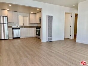 Building Photo - 626 N Kingsley Dr