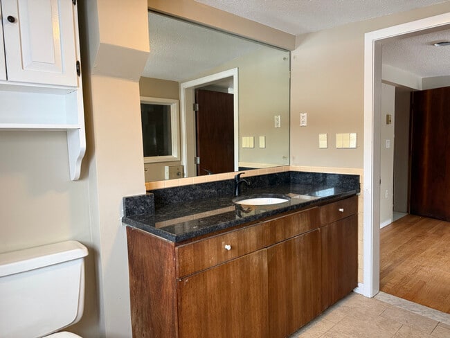 Building Photo - 900-904 Main St