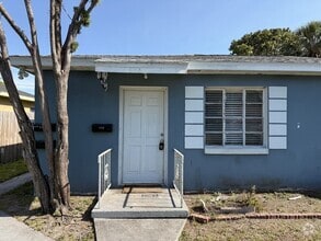 Building Photo - 810 20th Ave S
