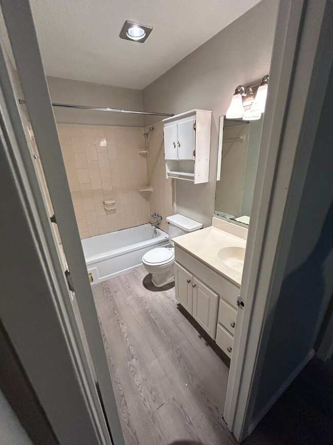 Building Photo - Immaculate & move-in ready home waiting fo...