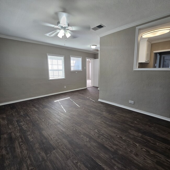 Building Photo - 10121 Kilarney Dr