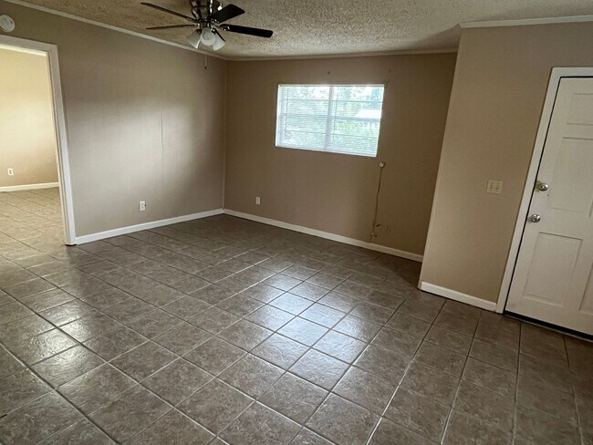 Building Photo - 650 Patten Ave. *