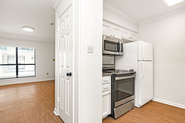 Building Photo - 1 Bedroom Downstairs Condo Community Pool