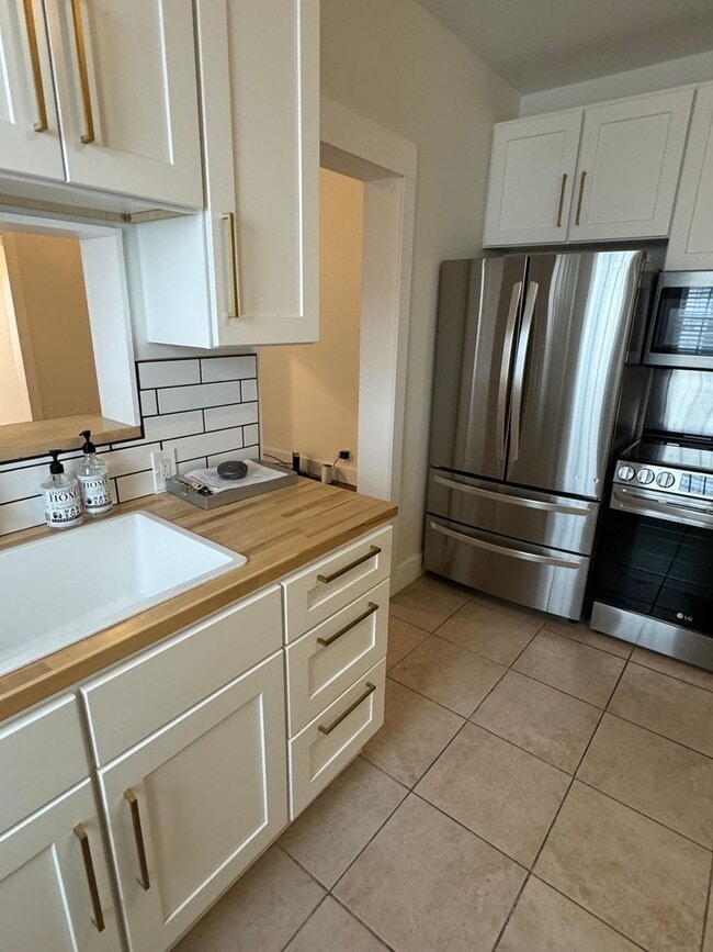 Building Photo - Discover Your Dream Home in Historic Brewers Hill!