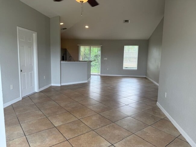 Building Photo - Spacious 3 Bed / 2 Bath Home in the Heart ...