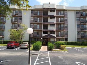 Building Photo - 2771 Riverside Dr