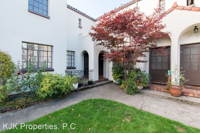 Building Photo - 2 br, 1.5 bath House - 2325 NE Flanders St...