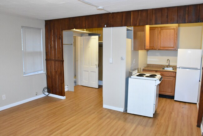 Building Photo - 537 Baldwin St