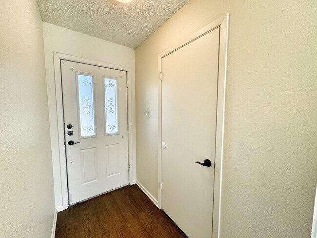 Foto del edificio - Charming 3-Bedroom 2- Bath home in New Bra...