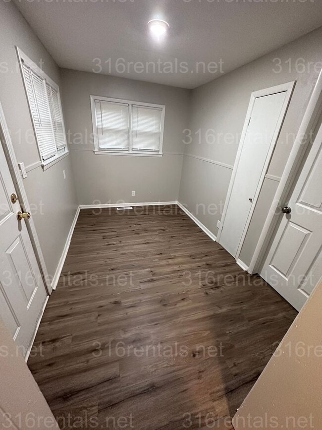 Building Photo - $1050 - 3 bedroom / 1 bathroom - Single Fa...