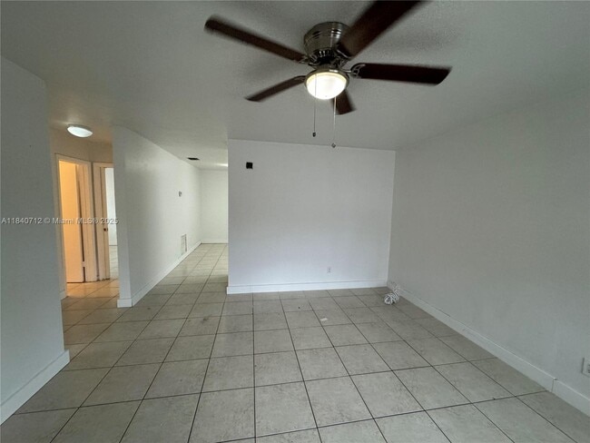 Foto del edificio - 334 E 2nd St