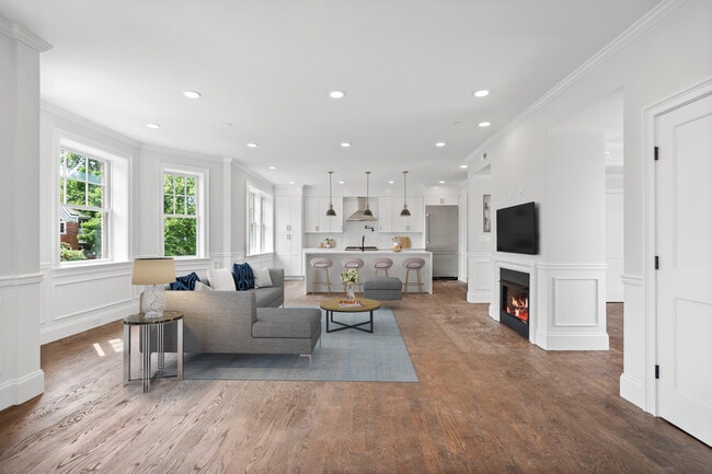 Building Photo - 128 Longwood Ave