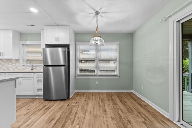 Building Photo - 311 S Willow Dr