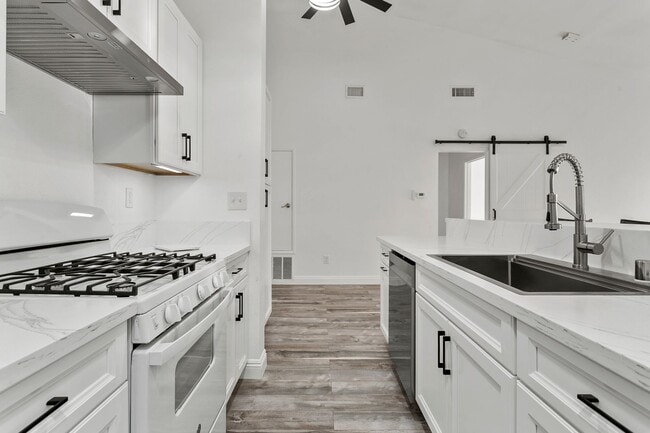 Photo - 10590 Lakeside Dr. #B House