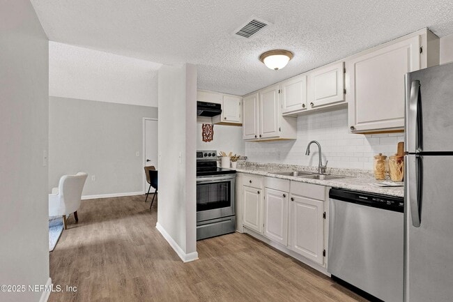 Foto del edificio - 10825 Key Haven Blvd
