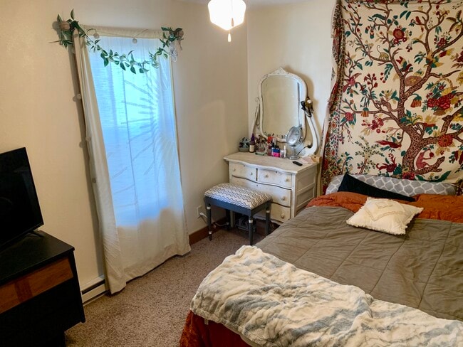 Building Photo - 1023 E Madison St