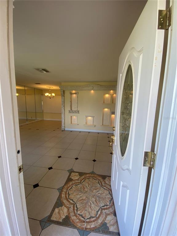 Building Photo - 586 E Lake Dr