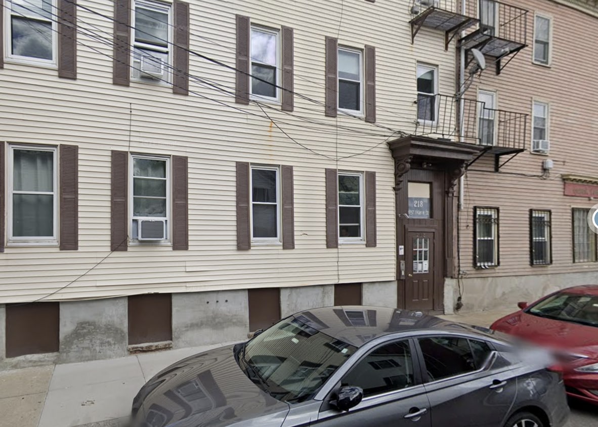 Primary Photo - 218 W 8th St