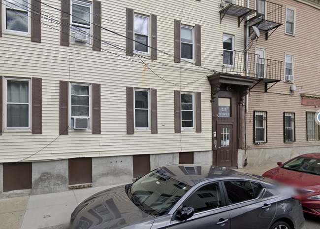 Building Photo - 218 W 8th St