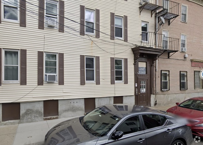 Building Photo - 218 W 8th St