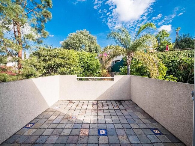 Foto del edificio - 2222 N Beachwood Dr