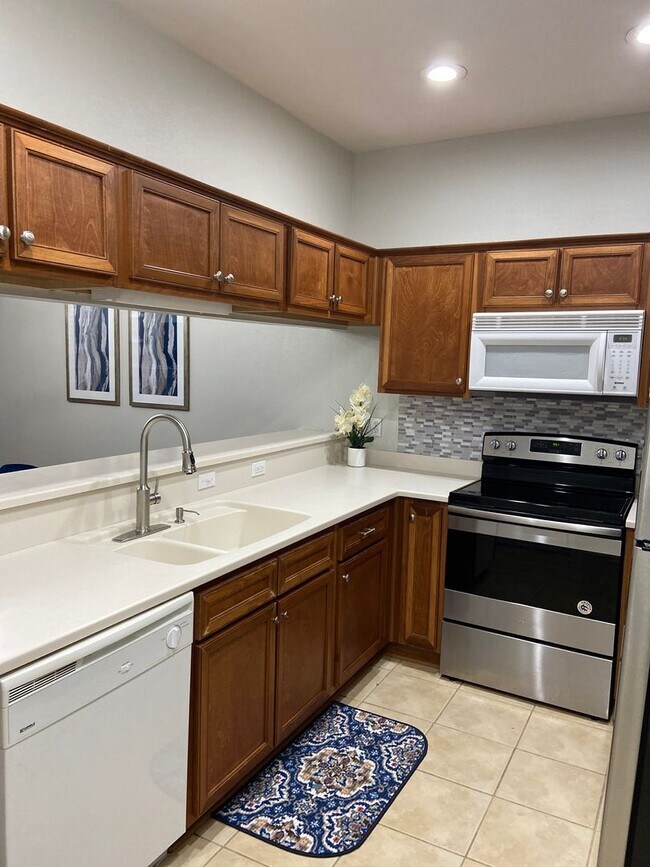 Foto del edificio - Beautiful 3 bed 2.5 bath condo with gorgeous hard wood floors.