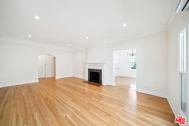 Foto del edificio - 451 N Sycamore Ave