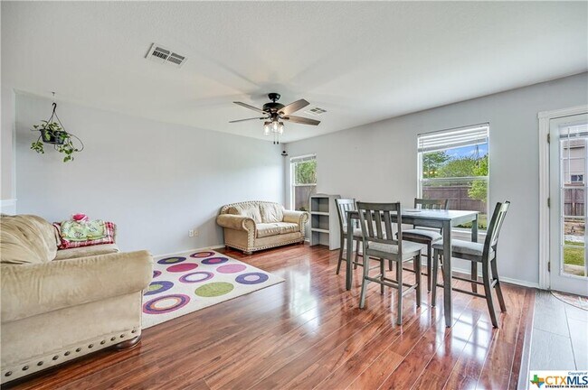 Foto del edificio - 676 Goldenrod St