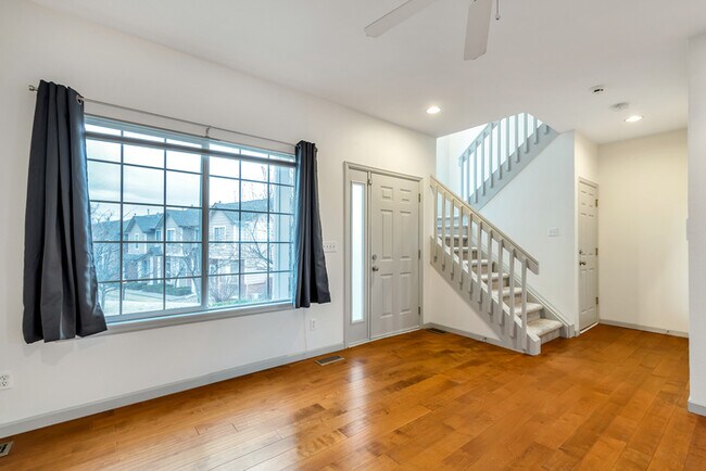 Foto del edificio - 2 Bedroom Condo in Littleton with a Fireplace and 2-car Garage!