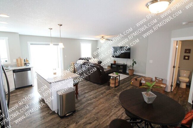 Building Photo - 2 CAR ATTACHED GARAGE!!!! 2 Bedroom, 2.5 B...