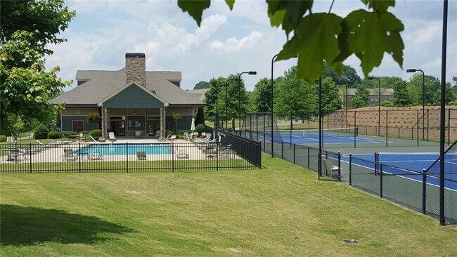 Foto del edificio - 423 Royal Cres Ln E
