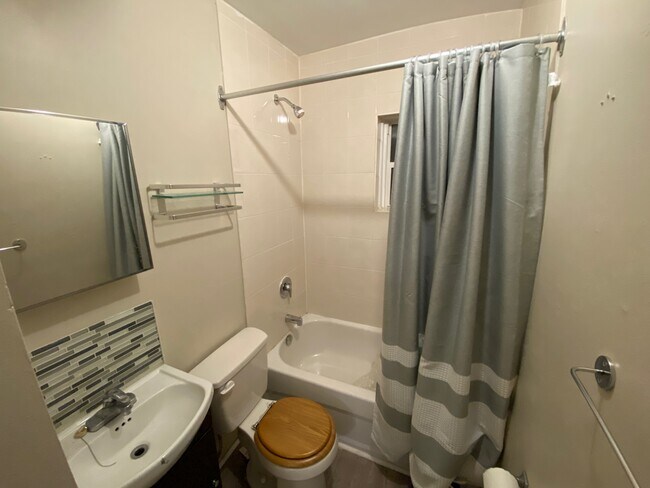 Photo du bâtiment - 128 Carrick Ave