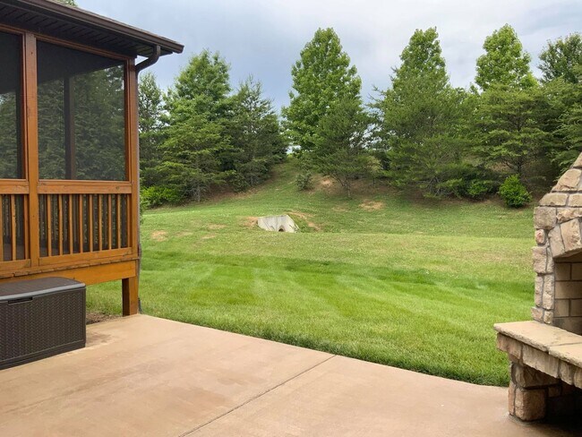 Building Photo - Gorgeous Executive Style 4 bedroom, 3 bath...